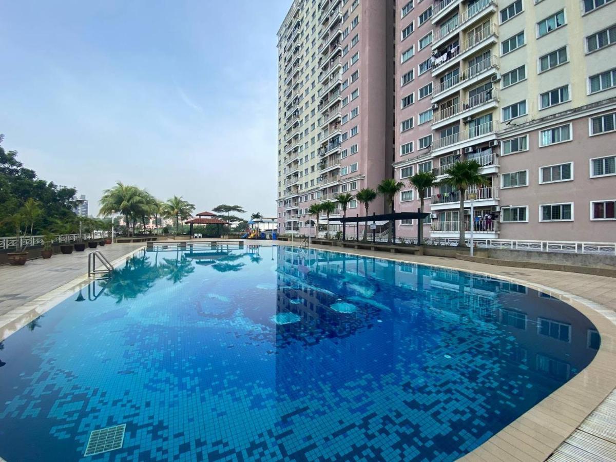 Homestay Juta Mines Seri Kembangan Balakong Serdang Lama Buitenkant foto