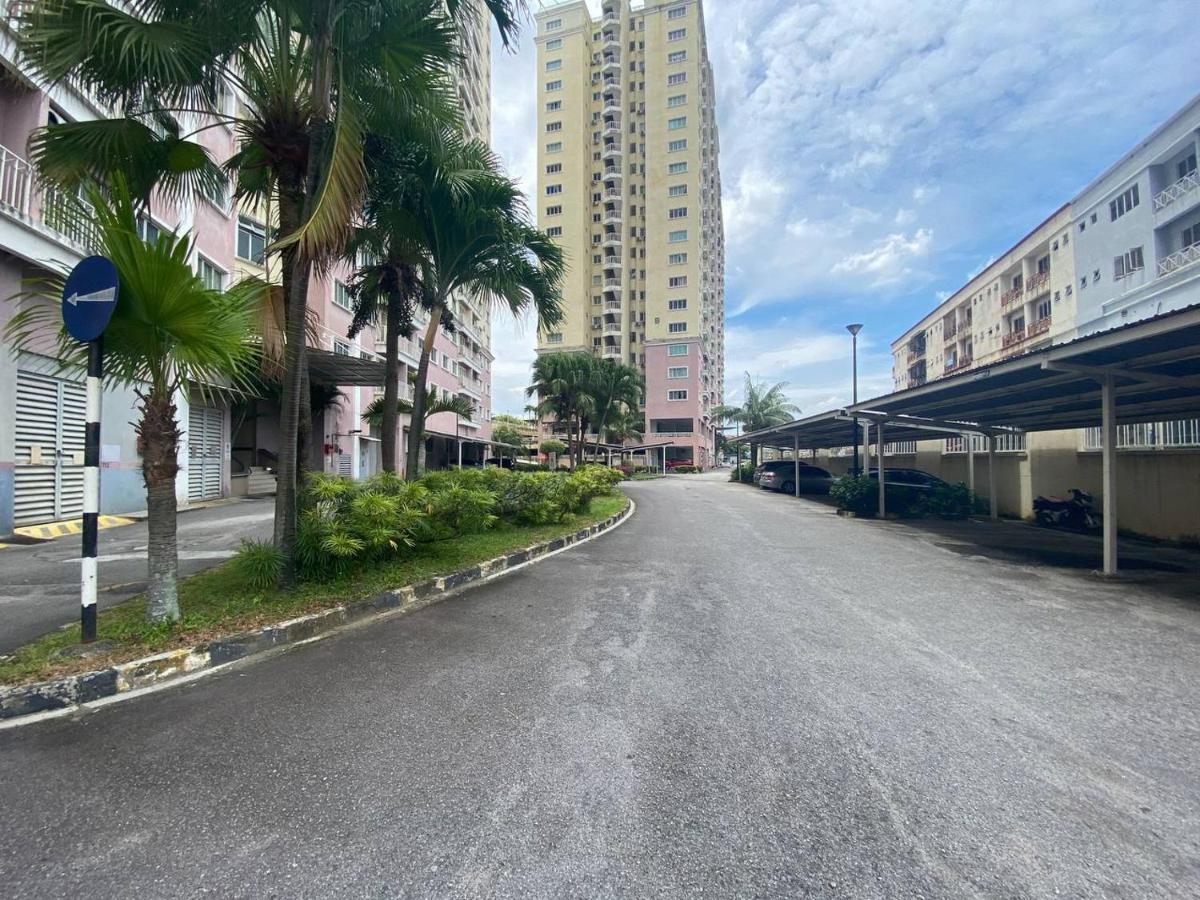 Homestay Juta Mines Seri Kembangan Balakong Serdang Lama Buitenkant foto
